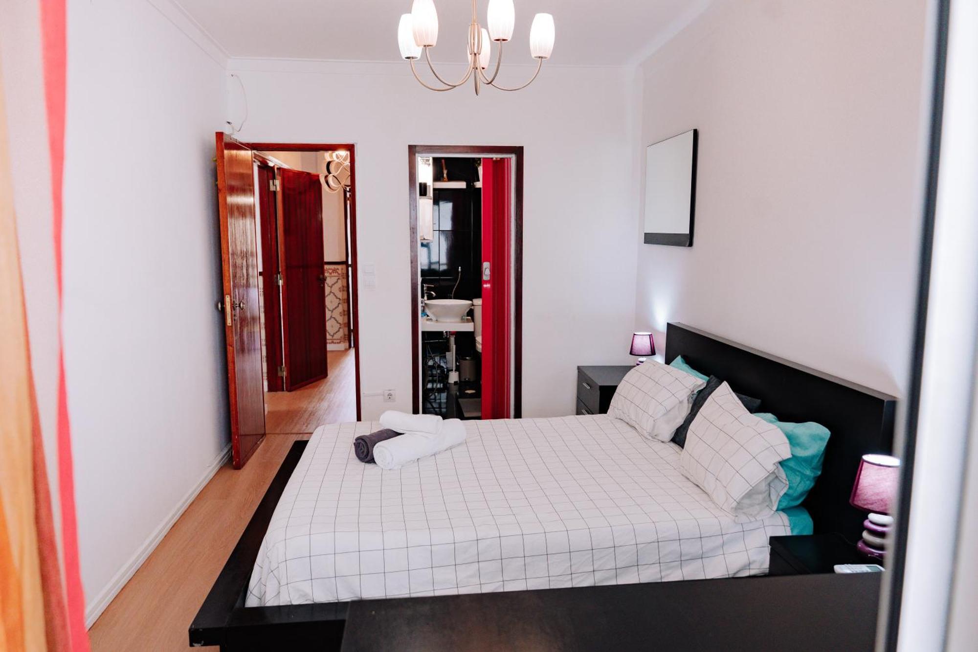 Family-friendly And Cozy 3-bedroom In Lisboa